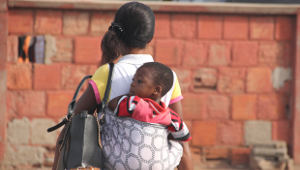 Mother_carrying_baby_on_her_back_in_Accra-Ghana-Africa-1col.jpg